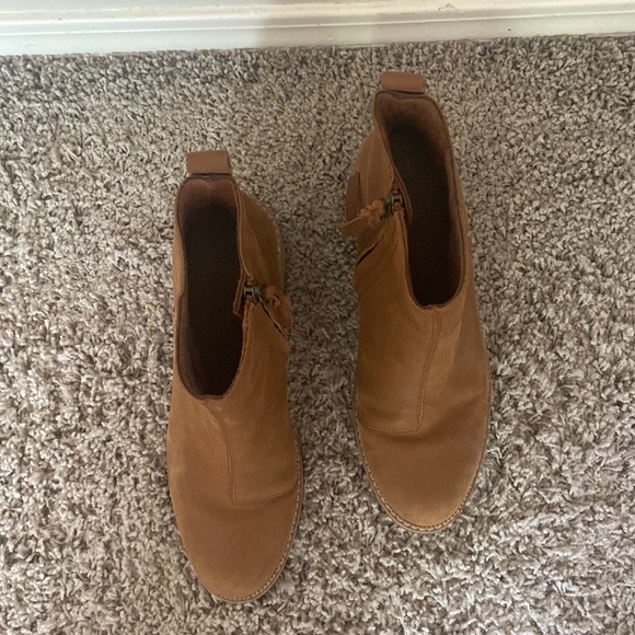 Women’s tan TOMS boots - Picture 2 of 2
